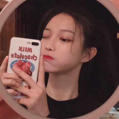 女生清新干净有意境的真人镜子头像合集 共8张