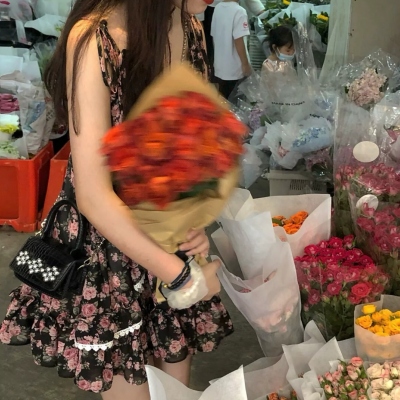 11张真人版女生与花的头像合集 快存来当头像