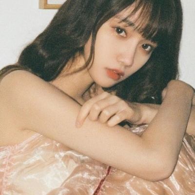 ins氛围感拉满的真人女生头像（16张）