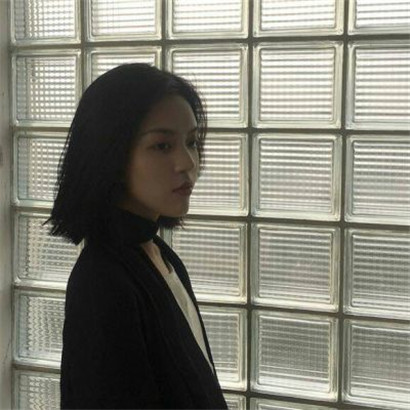 超火的女生高清短头像 共12张