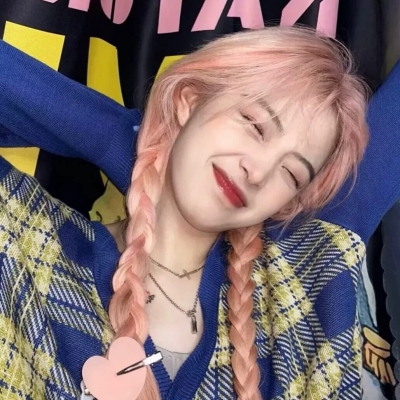 网络爆火的女生专属微信头像合集 共15张