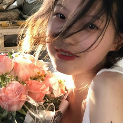 11张真人版女生与花的头像合集 快存来当头像
