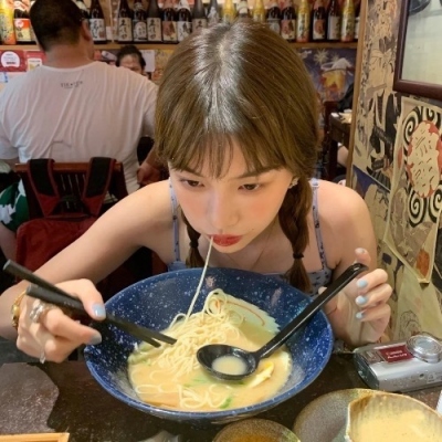 10张真人小姐姐生活照 适合当微信头像的合集来了