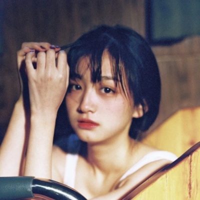 12张质感拉满的真人女生头像 小众又高级