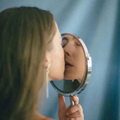 ins氛围感拉满的真人女生头像（16张）