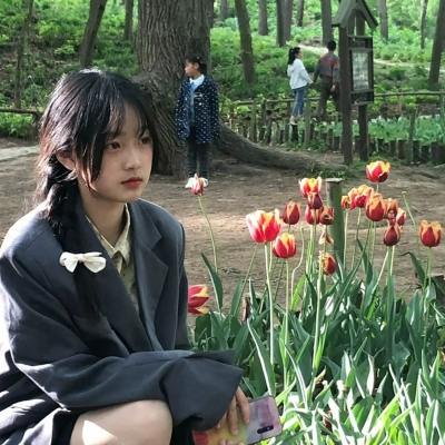 11张真人版女生与花的头像合集 快存来当头像