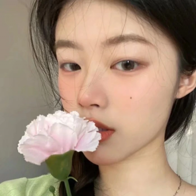 8月超适合用的清新干净女生头像，一共19张