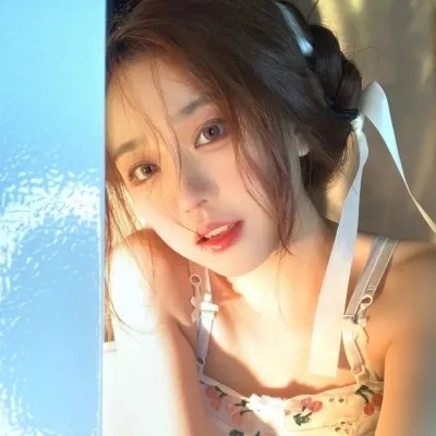 女生微信头像高清合集来啦！共20张最新款头像可供挑选。