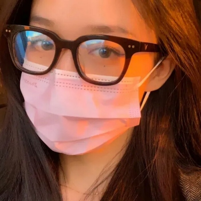 14张高清ins风女生真人微信头像 好看又清晰