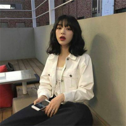 超火的女生高清短头像 共12张