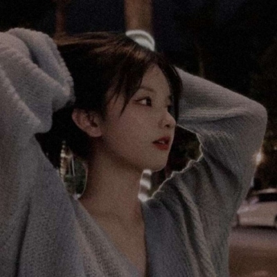 11张高清真人女生微丧微信头像分享