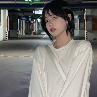 11张氛围感拉满的微丧温柔真人女头像