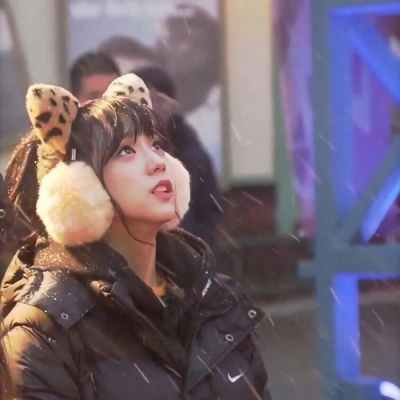 16张干净温柔又小众的ins风女生头像