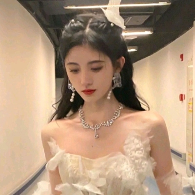 新款好看的微信女生真人头像合集来啦，共12张