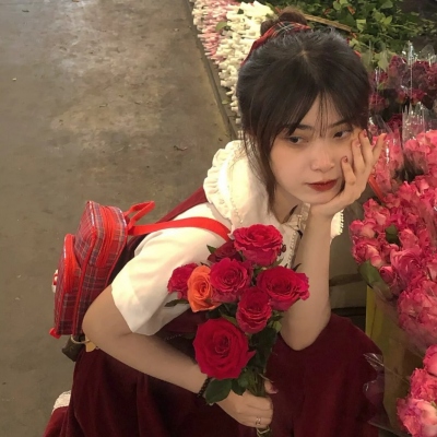 11张真人版女生与花的头像合集 快存来当头像