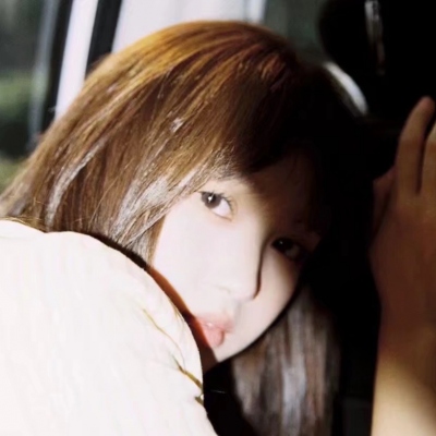 17张带旧胶片滤镜的真人女生头像 质感拉满