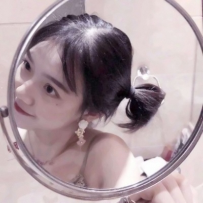 女生清新干净有意境的真人镜子头像合集 共8张