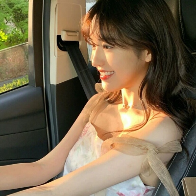 现在当下超火的真人青春女生头像来啦，一共20张