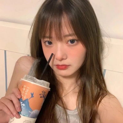 ins氛围感拉满的真人女生头像（16张）