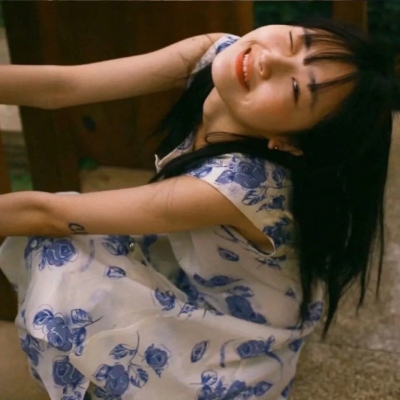 17张带旧胶片滤镜的真人女生头像 质感拉满