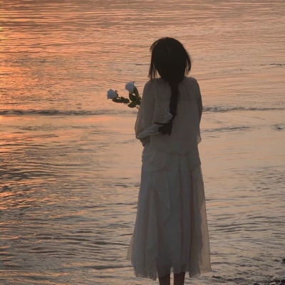 9张氛围感拉满！海边女生唯美气质真人头像合集