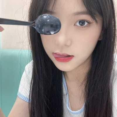 超火的真人女生微信头像 共13张高清图