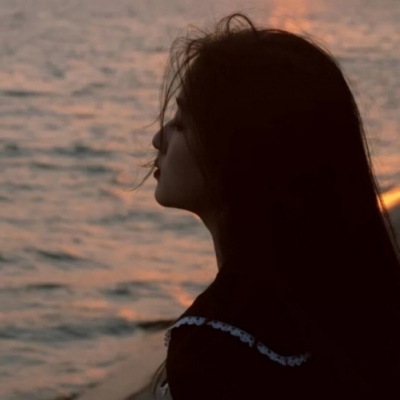 11张高清真人女生微丧微信头像分享