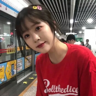 14张高清ins风女生真人微信头像 好看又清晰