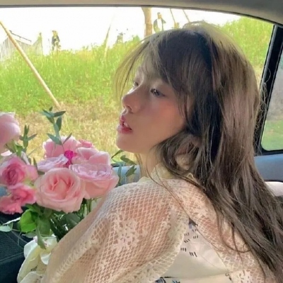 女生微信头像高清合集来啦！共20张最新款头像可供挑选。