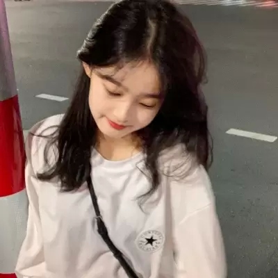 小红书爆火的真人女生头像 共17张