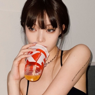 适合网恋用的超真实女生头像（13张）