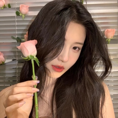 超火的女生真人微信头像 共20张