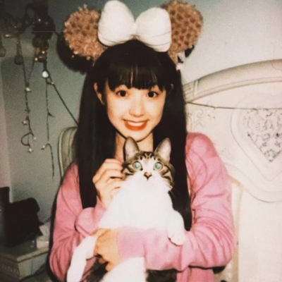 17张带旧胶片滤镜的真人女生头像 质感拉满