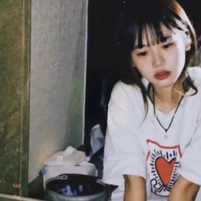 17张带旧胶片滤镜的真人女生头像 质感拉满