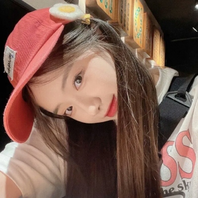 14张高清ins风女生真人微信头像 好看又清晰