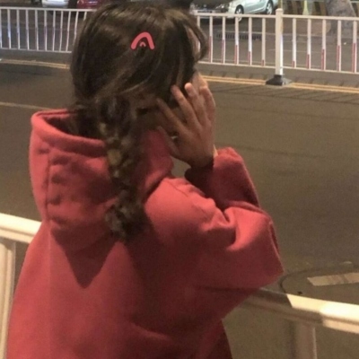 11张高清真人女生微丧微信头像分享