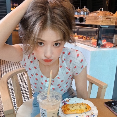 ins风温柔女生头像合集 共18张高清图