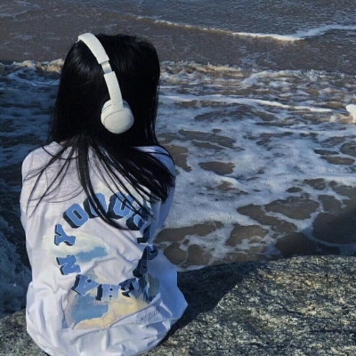 7张不露脸的网红女生真人背影头像，快收好
