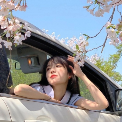 超火的清新可爱女生真人微信头像 共8张