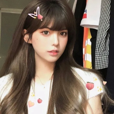 14张高清ins风女生真人微信头像 好看又清晰