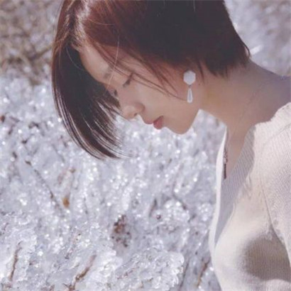 超火的女生高清短头像 共12张