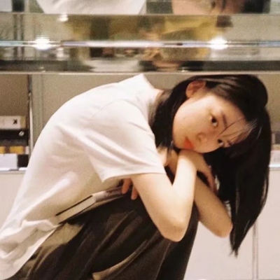 17张带旧胶片滤镜的真人女生头像 质感拉满