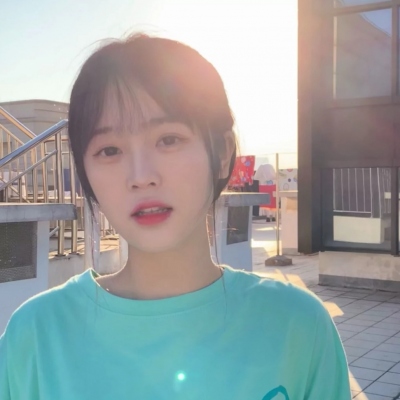 网络爆火的女生专属微信头像合集 共15张