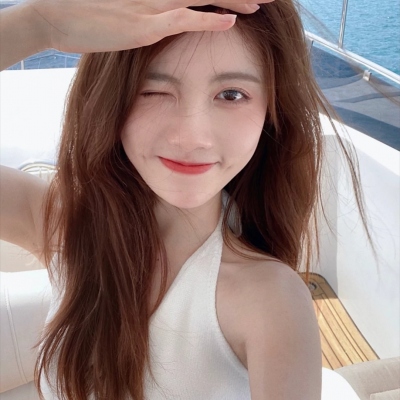 超火的女生真人微信头像 共20张