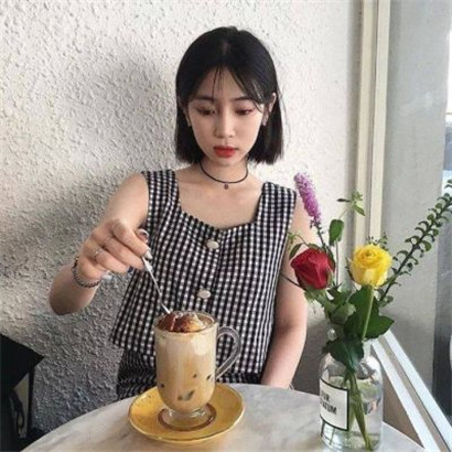 超火的女生高清短头像 共12张