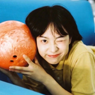 17张带旧胶片滤镜的真人女生头像 质感拉满