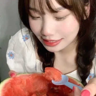 14张氛围感拉满的ins风真实女生头像合集