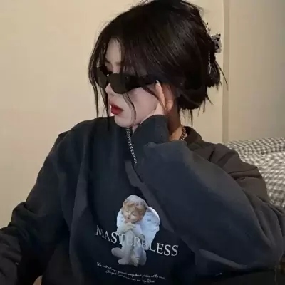 小红书爆火的真人女生头像 共17张