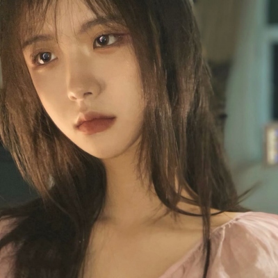 ins氛围感拉满的真人女生头像（16张）