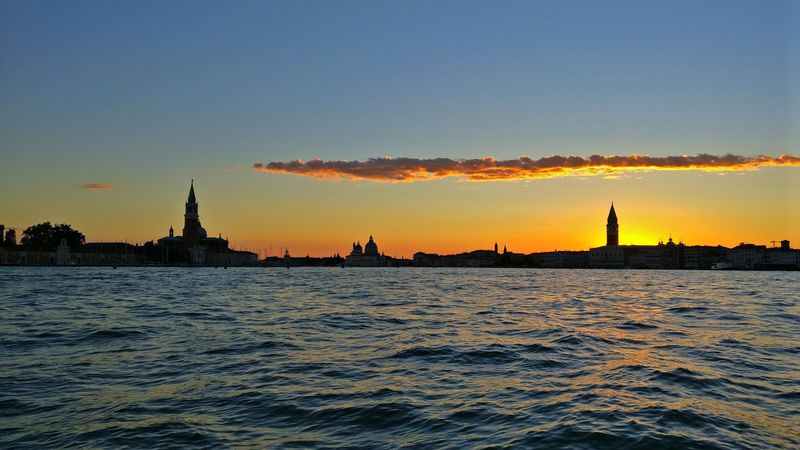 破晓时分城市天际线 水漾波纹4K壁纸